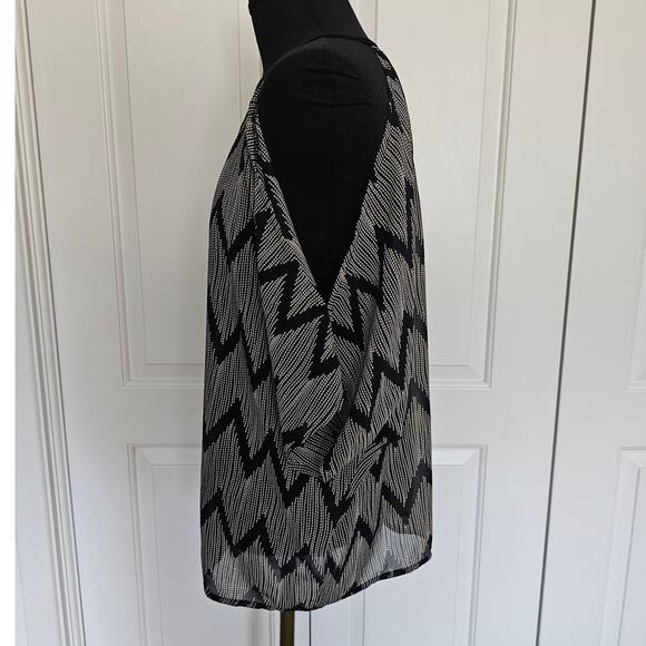 EUC Ya Los Angeles Women's Black Silk Blend Zig Zag Print Blouse Top L - Picture 2 of 7